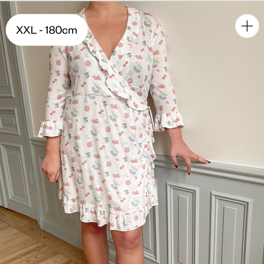 Djerf Avenue Go Slow Robe Summer Berries XXL - Sold Out on Website 🤍